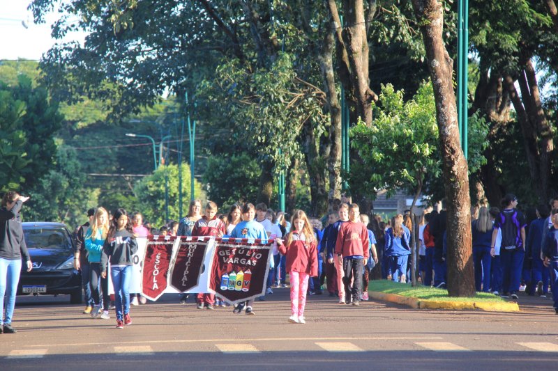 S Bado Dia Alunos Ensaiam Para O Desfile Escolar De Anivers Rio De