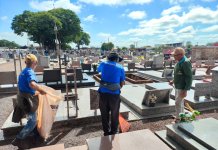 Preparativos finais para o Dia de Finados