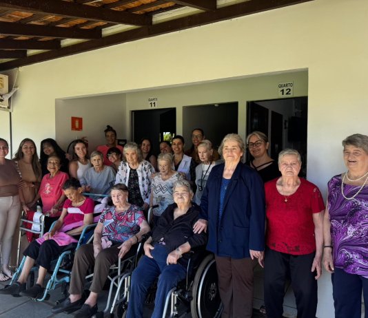 Alunas do curso de maquiagem realizam ação voluntária no Lar dos Idosos Emanuel