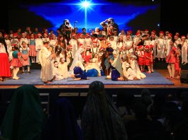 Noite Natalina do Projeto Viver encanta público no Teatro Municipal