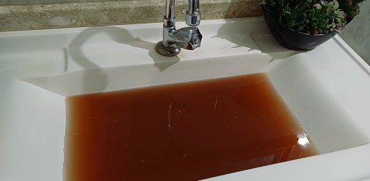 Moradores reclamam de água suja e Prefeitura orienta sobre atendimento da Sanepar