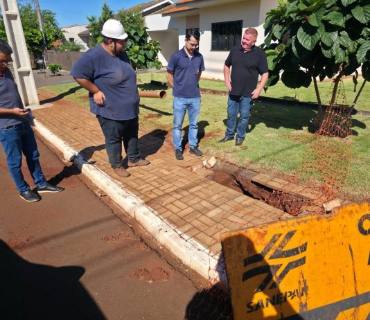 Prefeitura acompanha situação de cratera causada por chuva e obra de saneamento