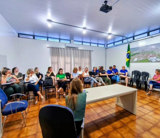 Reunião Intersetorial fortalece articulação entre as Secretarias de Educação, Saúde, Assistência Social e o Conselho Tutelar.