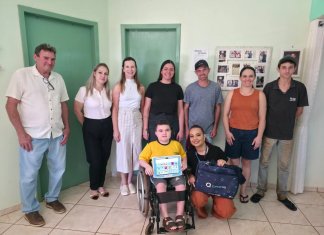 Terminal de acessibilidade digital é entregue a aluno da rede municipal e amplia possibilidades de comunicação e inclusão