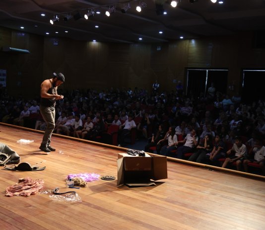 Espetáculo “Manos” promove reflexão entre adolescentes em Nova Santa Rosa e terá nova sessão nesta tarde