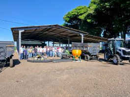 Município entrega trator e implementos agrícolas para a Associação da Linha Guaçu