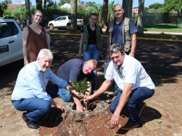 Nova Santa Rosa participa do “Dia do Desafio Ambiental” com plantio de árvore nativa