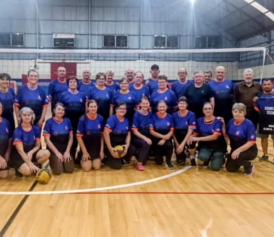 Equipes de voleibol gigante recebem novos uniformes