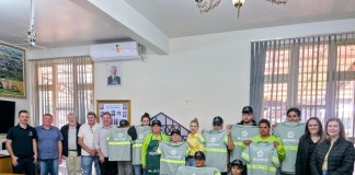 Ascarosa é contemplada com kits de uniformes para fortalecer atividades de reciclagem