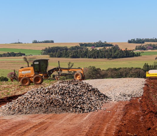 Pavimentação da estrada de Vila Cristal, sentido à Linha Dois Marcos, Toledo, avança com nova etapa das obras
