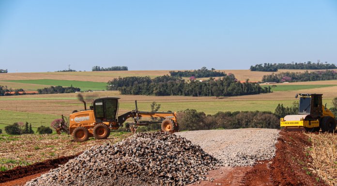 Pavimentação da estrada de Vila Cristal, sentido à Linha Dois Marcos, Toledo, avança com nova etapa das obras